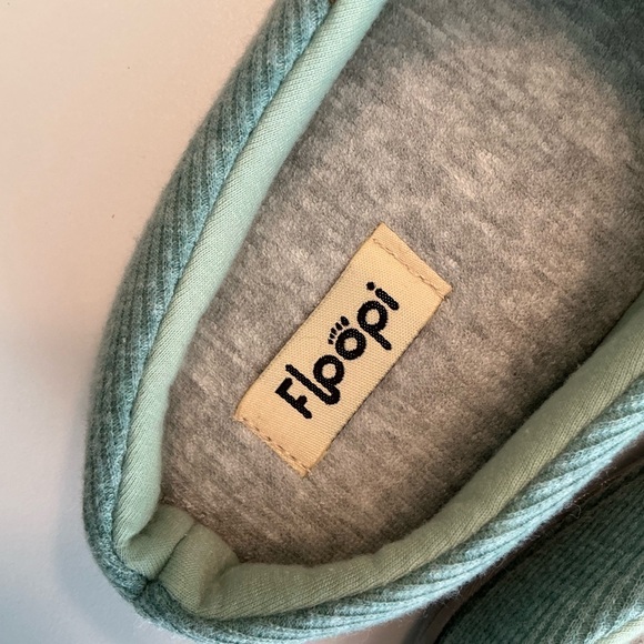 FLOOPI Slippers pale green, like new size 9.5-10 - Picture 4 of 8